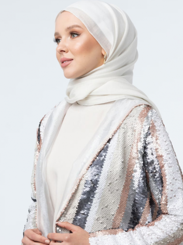 Hijab velvet dengan sentuhan glossy yang mewah
